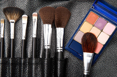 美容对比 手指、美妆蛋与化妆刷，哪种工具更适合你？